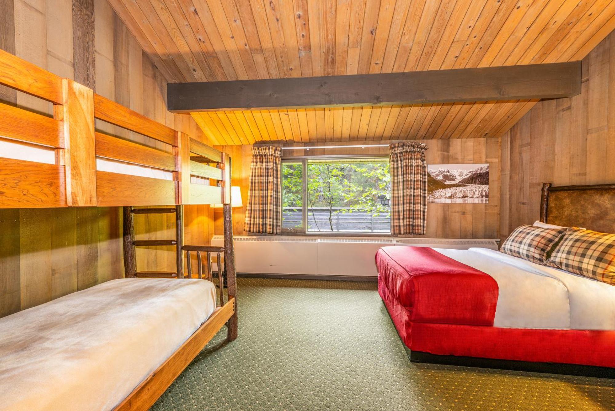 Glacier Bay Lodge Густав Екстериор снимка