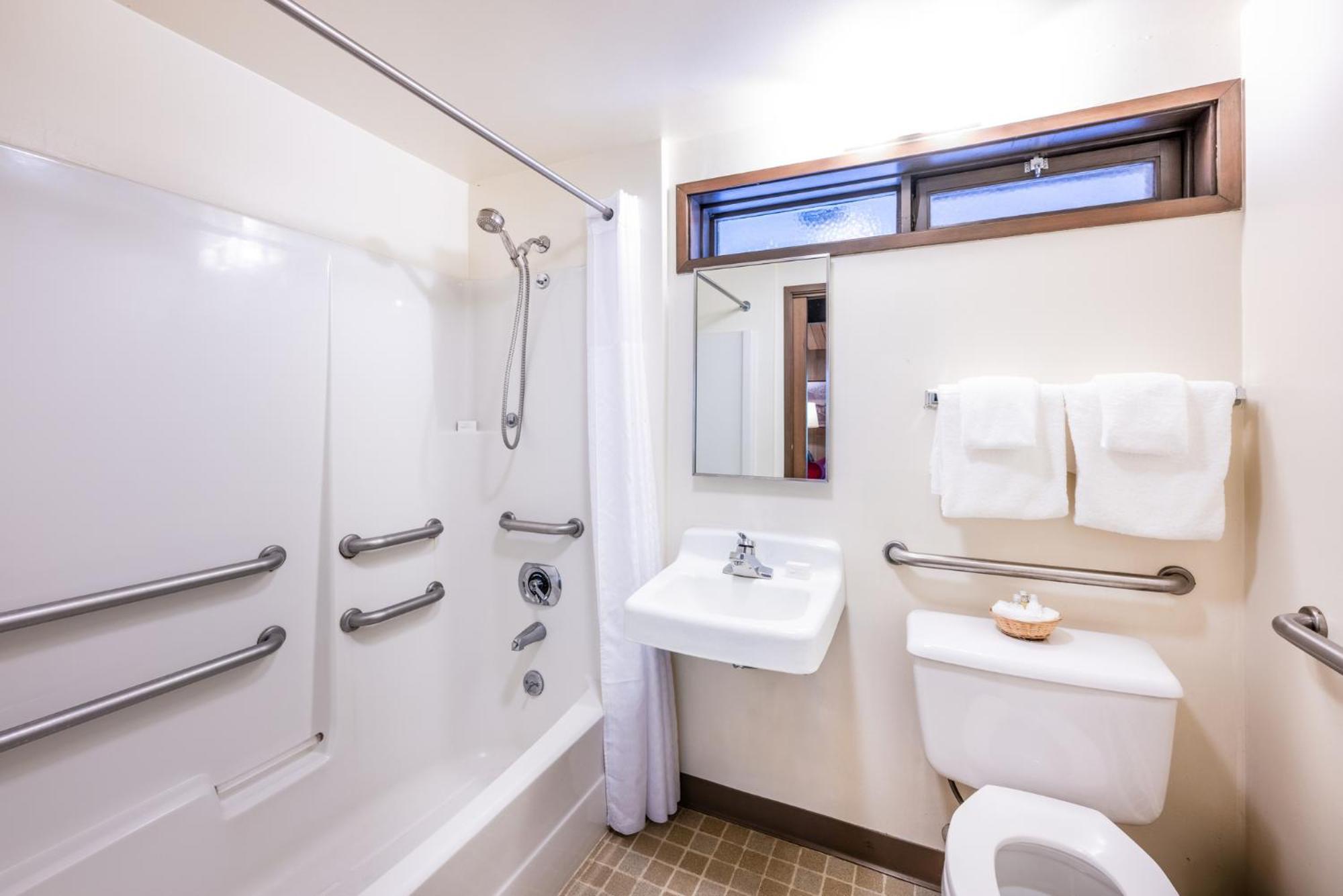 Glacier Bay Lodge Густав Екстериор снимка